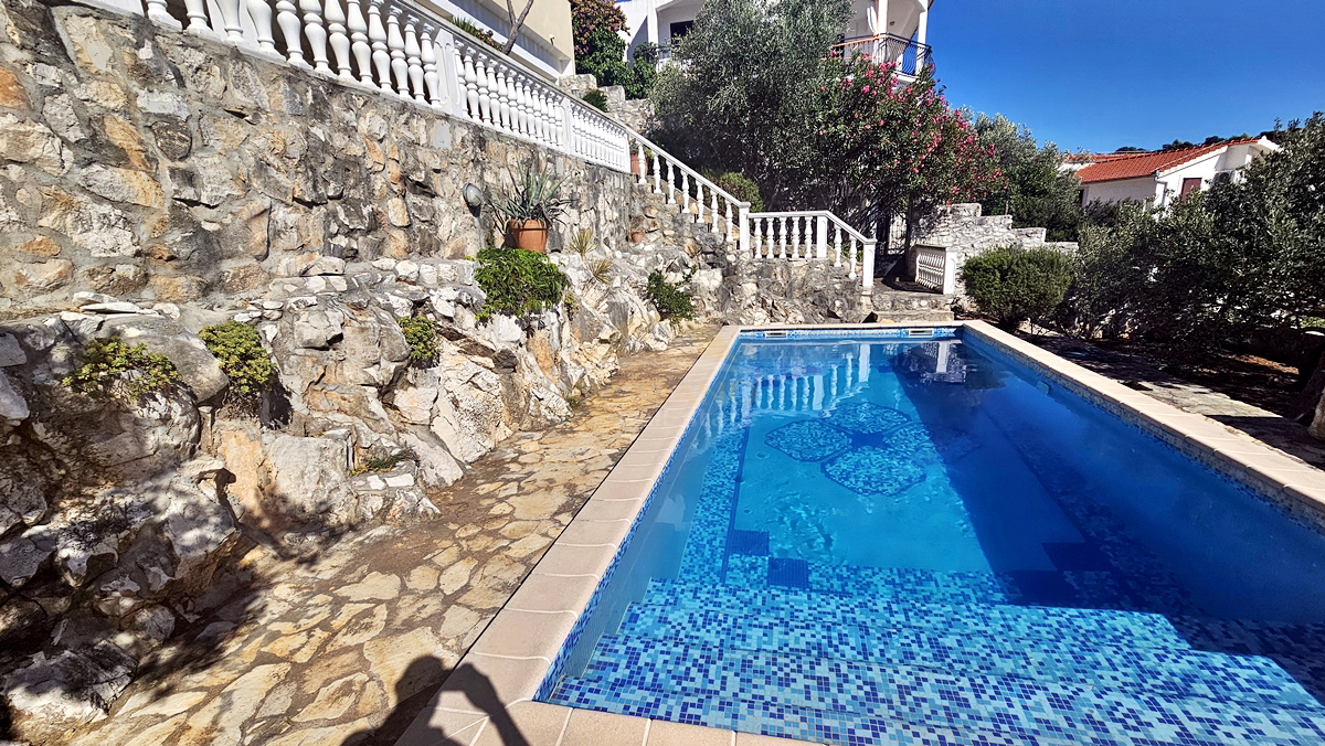 Bellissima casa dalmata a Sevid in ottima posizione con piscina e vista